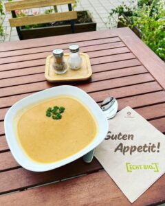 Hunger? Bei uns gibt es heute eine Thai-Gemüsesüppchen. 🥣 Kommt gut in den Freitag!